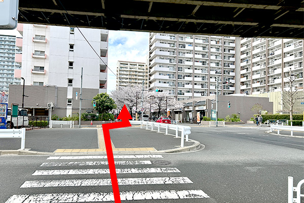 高架下をまっすぐ