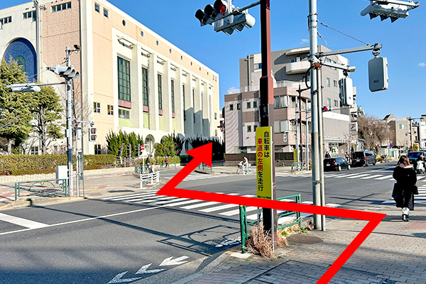 信号を渡り小学校沿いに進む